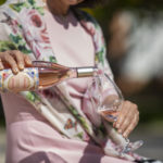 ROSA Dolce&Gabbana_Donnafugata Roséwein Frau Einschank Bild_Josè Rallo trendsandstyle